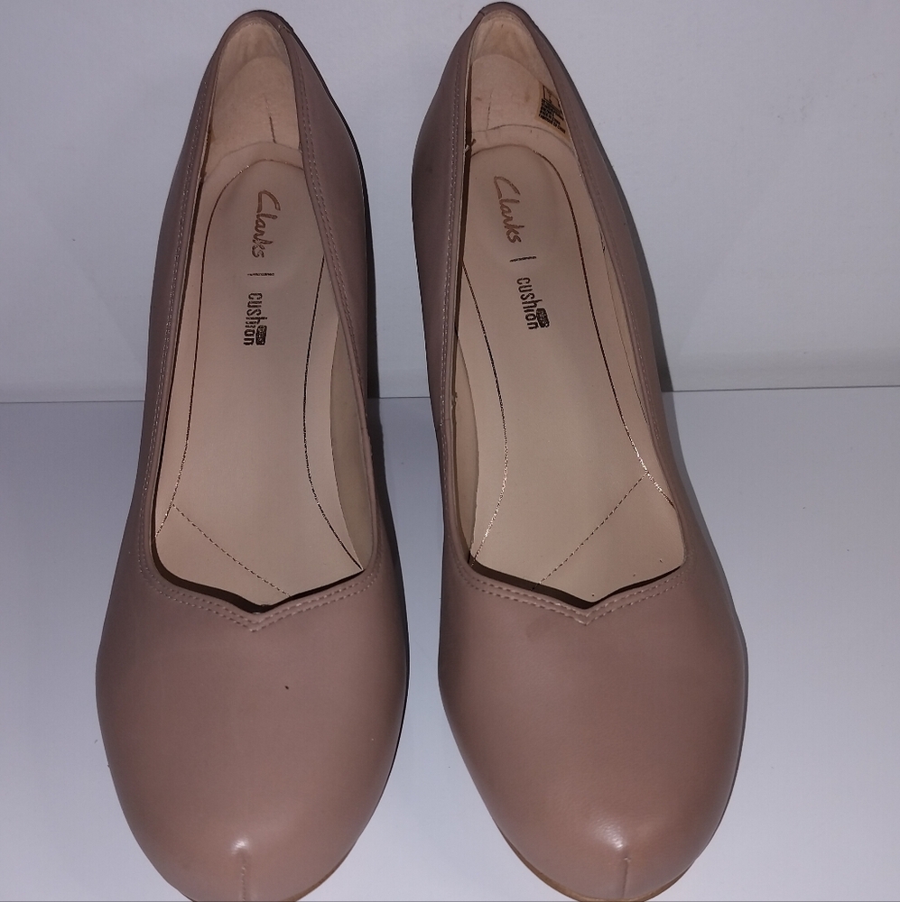Clark's Heavenly - Women's Slip On High Heels, Cream Colored Pumps, Size 9.